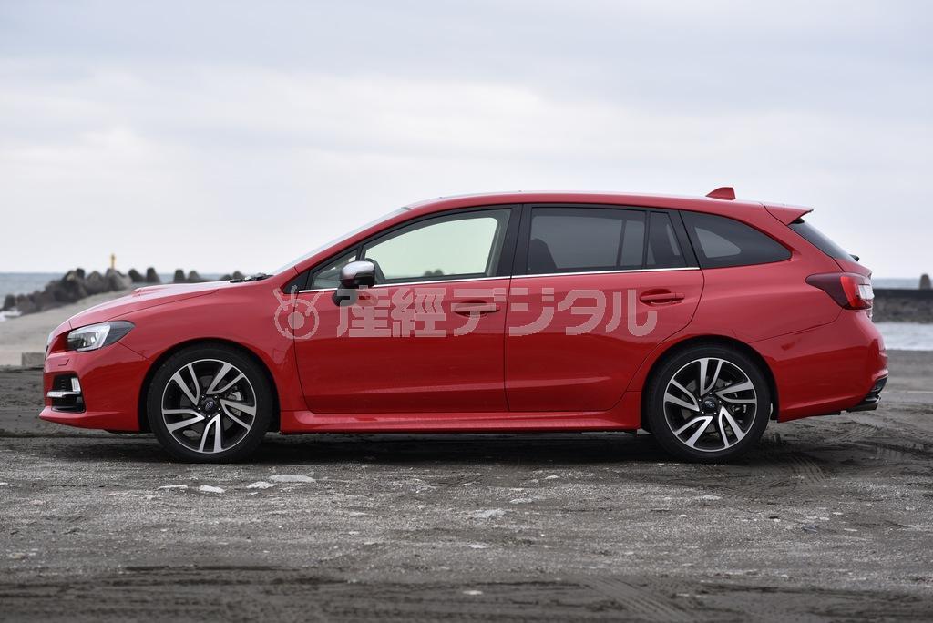 ルーフ後端が下がり、リアウインドーも思い切って寝かせられていることがわかる。シューティングブレークの趣もある。スバル・レヴォーグ