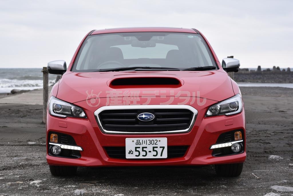 ボンネット上に空いた大きな吸気口が、その下に隠れる高性能エンジンの存在を匂わせる。スバル・レヴォーグ