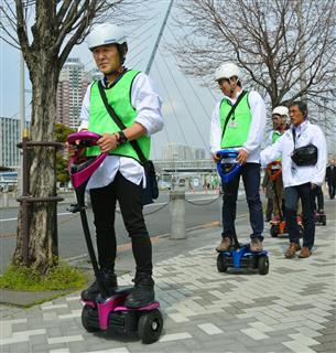 トヨタ自動車の立ち乗り電動二輪車ウィングレットの実証実験＝２８日、東京都江東区