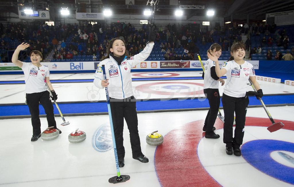 カーリング女子の世界選手権で決勝進出を決め、喜ぶ藤沢五月（左から２人目）ら日本代表メンバー。＝２０１６年３月２６日、カナダ・スウィフトカレント（ＡＰ）