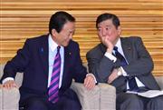 閣議前、石破茂地方創生担当相（右）と話す麻生太郎副総理兼財務相＝２９日午前、首相官邸（斎藤良雄撮影）