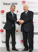 東京五輪・パラリンピックのオフィシャルパートナー発表会見で西井孝明・味の素株式会社代表取締役社長（左）と握手する森喜朗大会組織委会長＝味の素ナショナルトレーニングセンター（中井誠撮影）