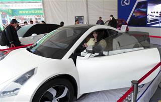 山東省済南市で行われた電気自動車(EV)の展示会に出品されたEVのスポーツカー(中国新聞社) 山東省済南市で行われた電気自動車(EV)の展示会に出品されたEVのスポーツカー(中国新聞社)