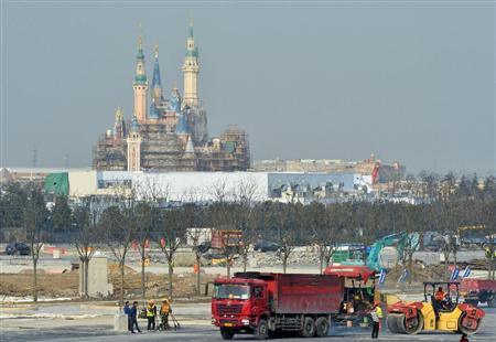 ６月の開園に向けて建設工事が進む中国の上海ディズニーランド＝２月（共同）