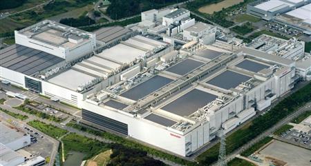 シャープの液晶事業拠点の亀山工場＝三重県亀山市
