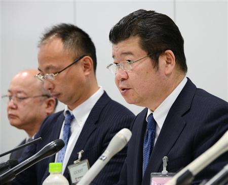 反社会勢力との関係を調査した第三者委員会の報告を受け、記者会見する王将フードサービスの渡辺直人社長（右）＝２９日午後、大阪市