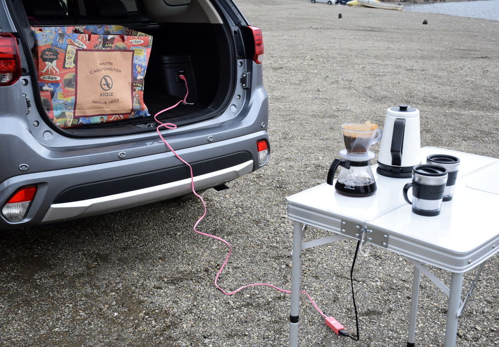 ラゲージルームのコンセントから電力を取り出し、家電をそのまま使える便利さがこのクルマの魅力