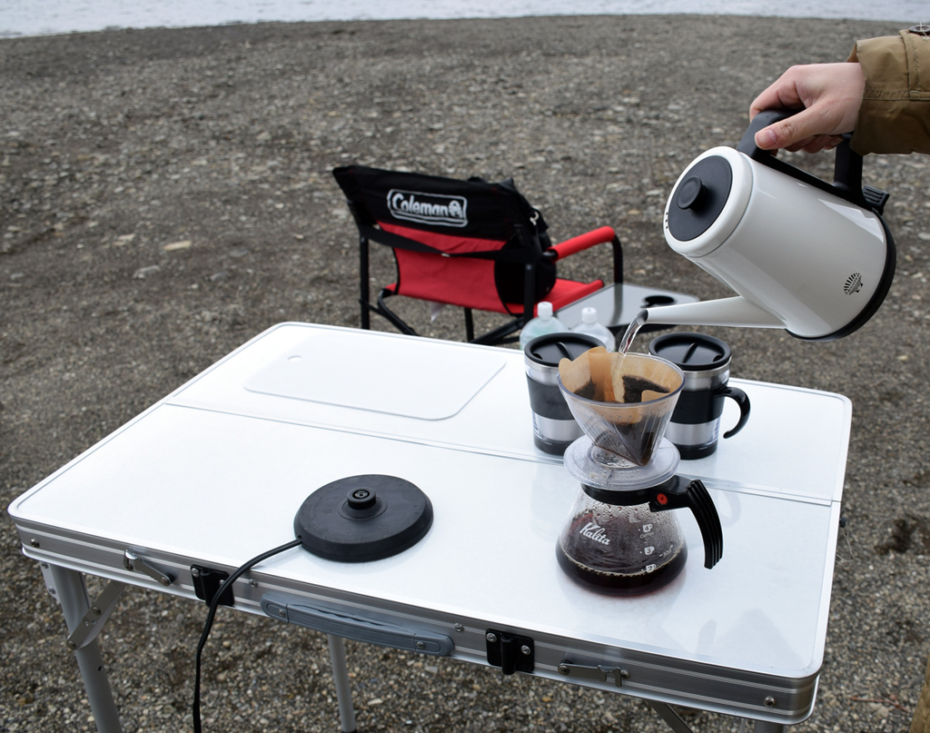 電気ケトルでお湯を沸かして優雅なコーヒータイム。大自然に囲まれて飲むコーヒーはまた格別