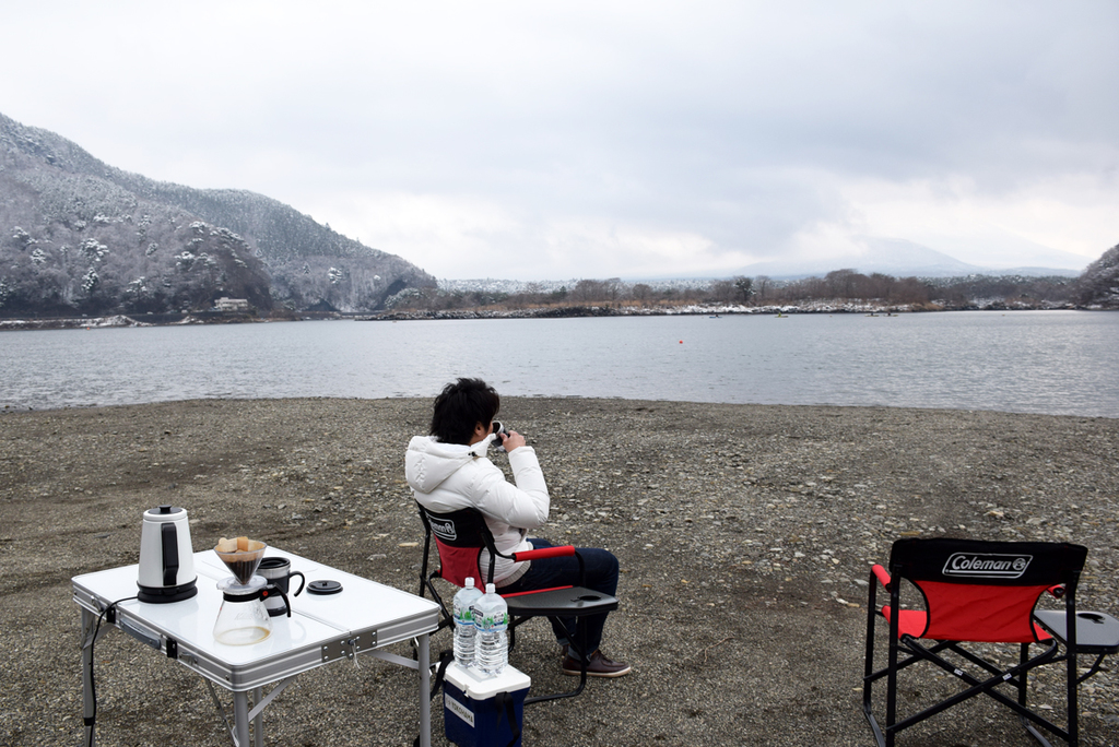コーヒーを飲んでリラックス。アウトドアって気持ちいい！鳥だって寄ってくる