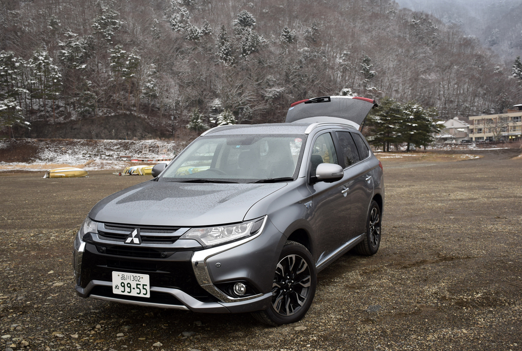 電動テールゲートを開けたアウトランダーＰＨＥＶ