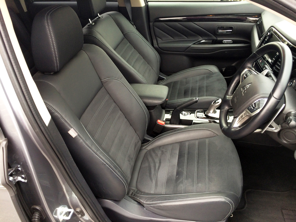 アウトランダーの前席。シートの座り心地には満足