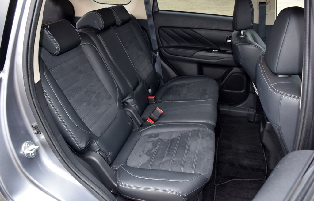 シート幅１２８０ミリ、座面は４４５ミリ。余裕のレッグスペース。これなら後席でも快適