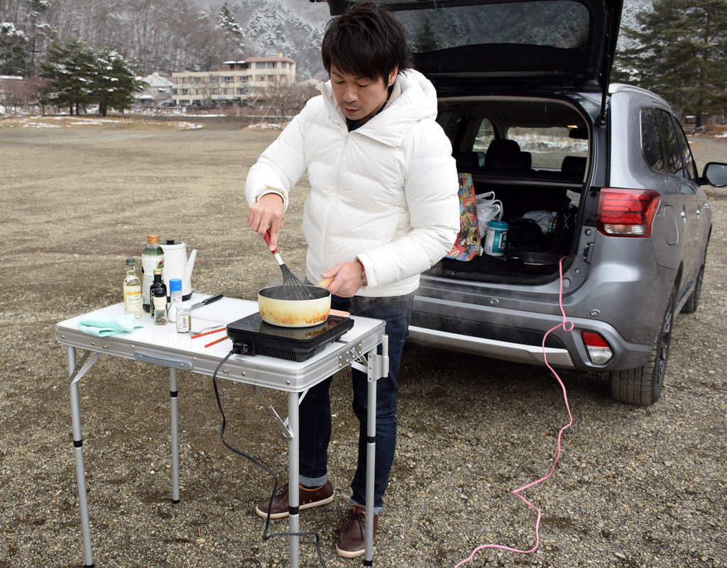 アウトドアでも電気を使って簡単クッキング。年季の入った鍋は愛用品なので、大目に見てください！