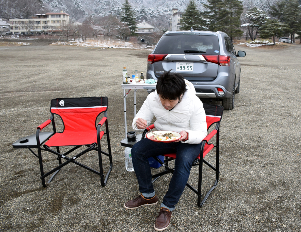 アウトドアで食べる料理はかなり美味しかったが…とにかく冷めるのが早い！