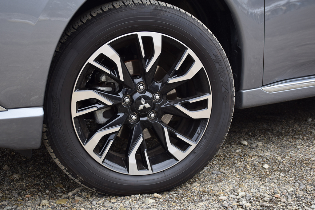 タイヤサイズは２２５／５５Ｒ１８