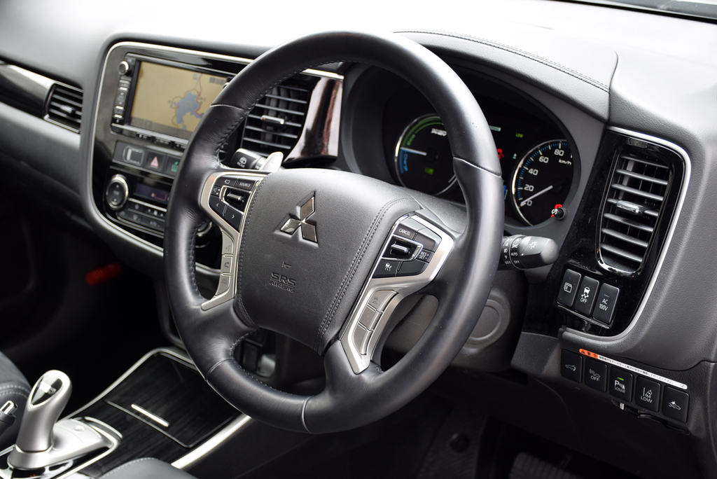 エアコン吹き出し口の下に並ぶ３つのスイッチ。右のボタンを押すとＡＣ１００Ｖの給電機能がオン／オフに切り替わる