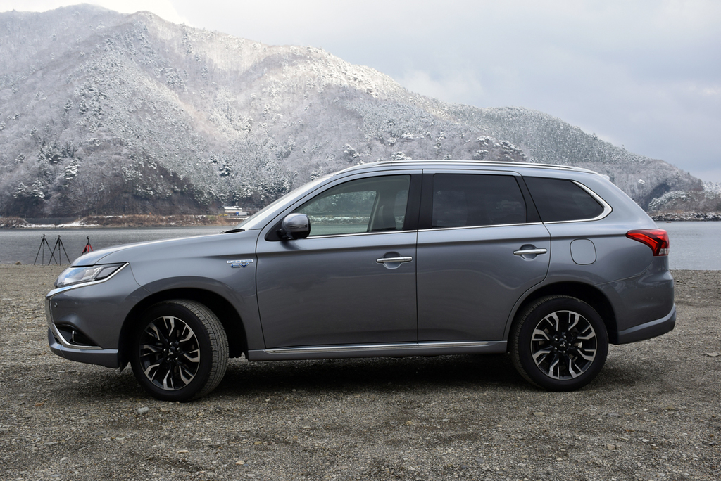 アウトランダーＰＨＥＶのサイドビュー。後ろの山は雪化粧