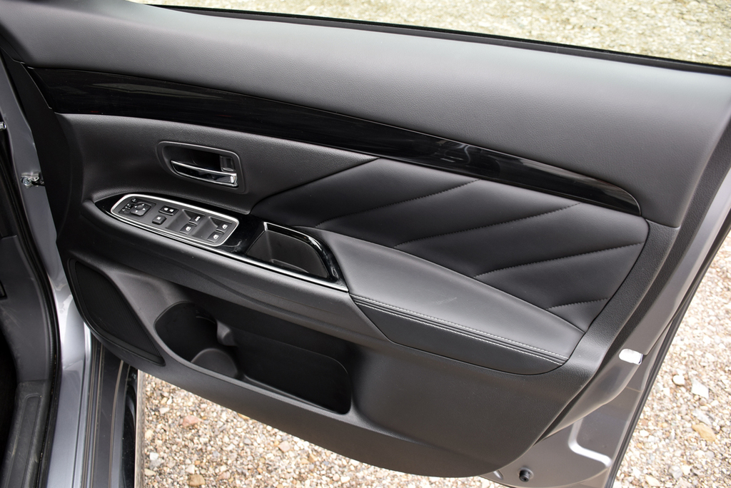 いろんな車を見るたびに「パワーウインドウのスイッチデザインがもう進化することはないのだろうか…」と考えてしまう。二十年以上も前から基本のカタチが変わらないことに物足りなさを感じてしまうのは自分だけ？