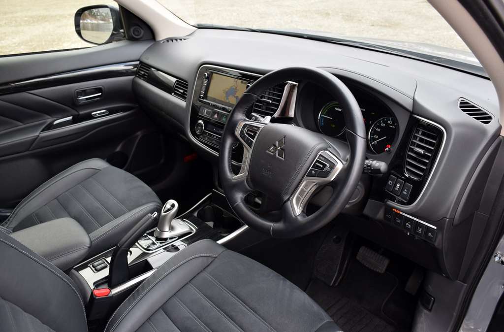 アウトランダーのインテリア。デザインはいたって普通だが、スイッチ類の配置など使い勝手はいい