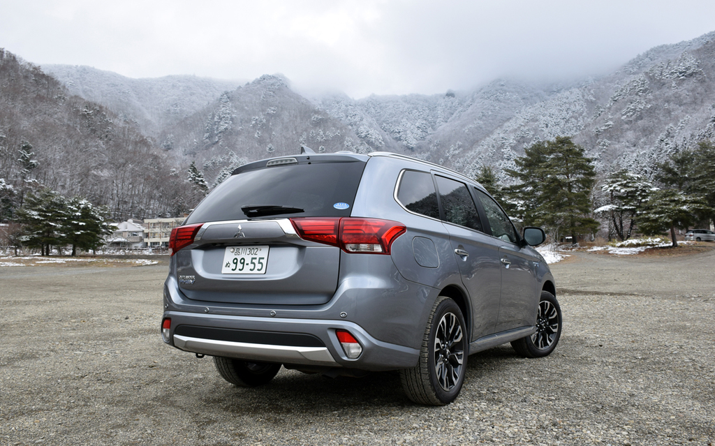 端正なリヤビュー。前日までのぽかぽか陽気はどこへ…