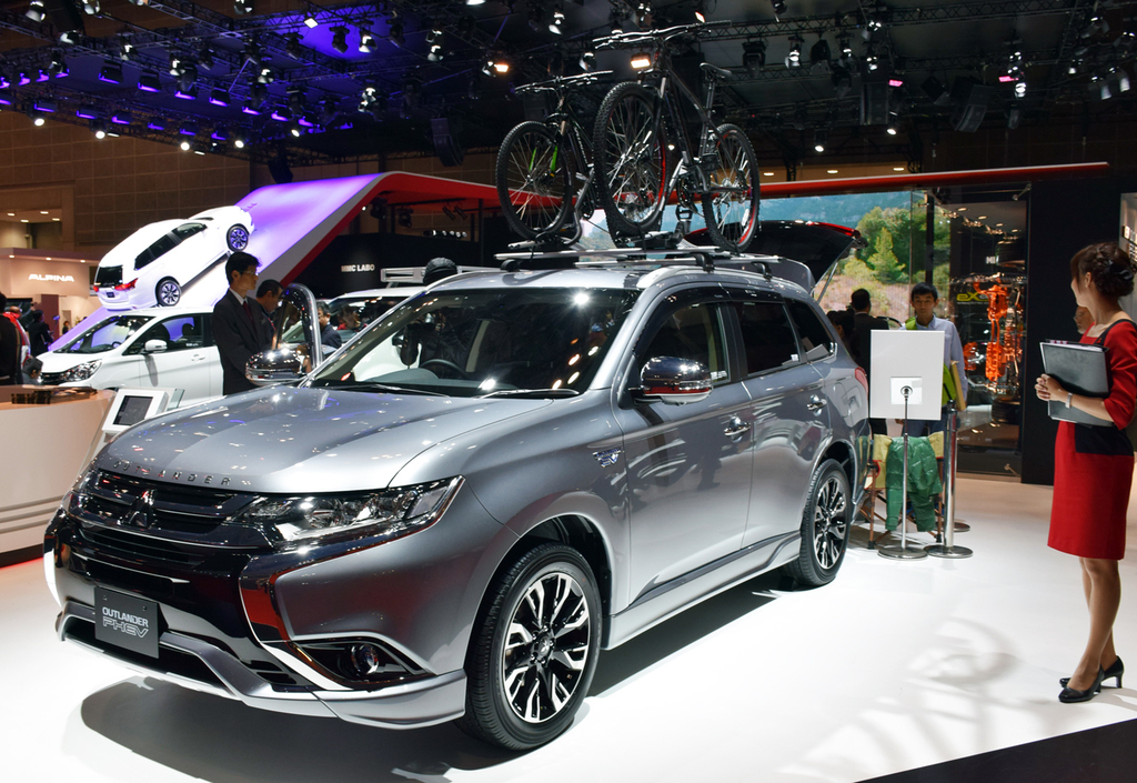 ルーフに自転車を積んだアウトランダーＰＨＥＶ。もしかすると今回試乗した広報車かな？（２０１５年東京モーターショー）