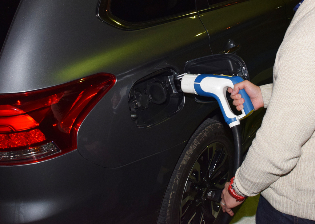 プラグを差し込む。写真が暗くて見づらいが、左の差込み口が普通充電用で、右が急速充電用