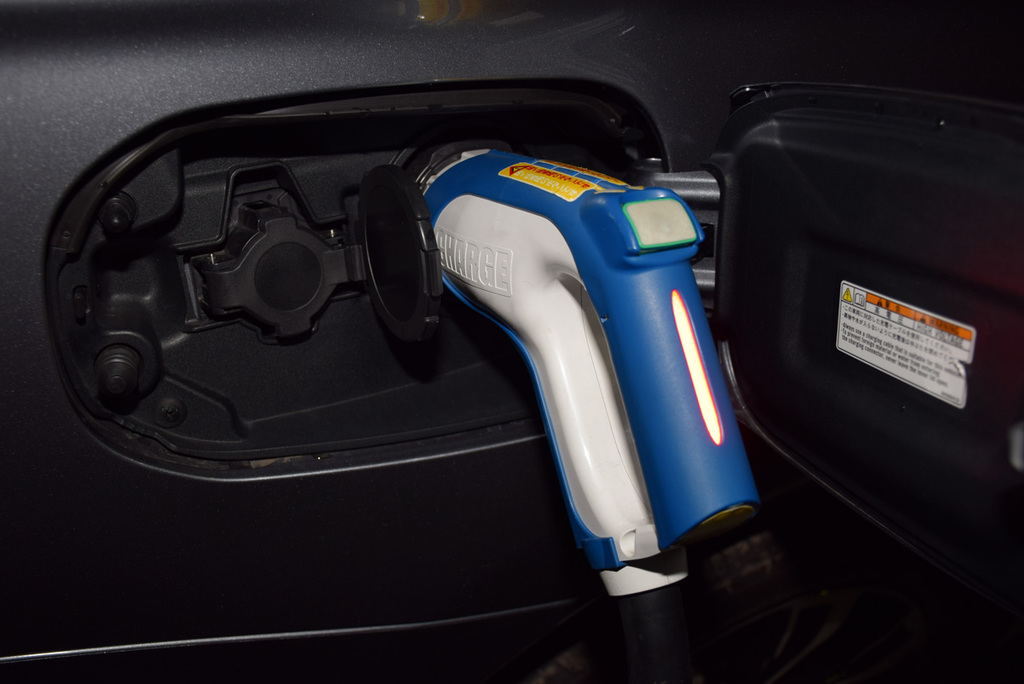 文字通り「プラグイン」して充電開始