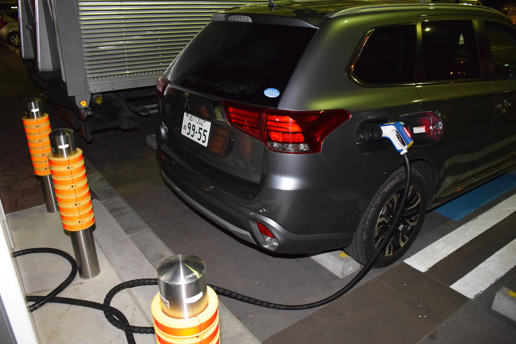 急速充電中のアウトランダーＰＨＥＶ