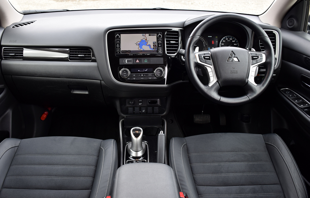 インテリアはなかなかの質感。スイッチ類の配置もグッド。純正ナビはちょっと使いづらかったかも…