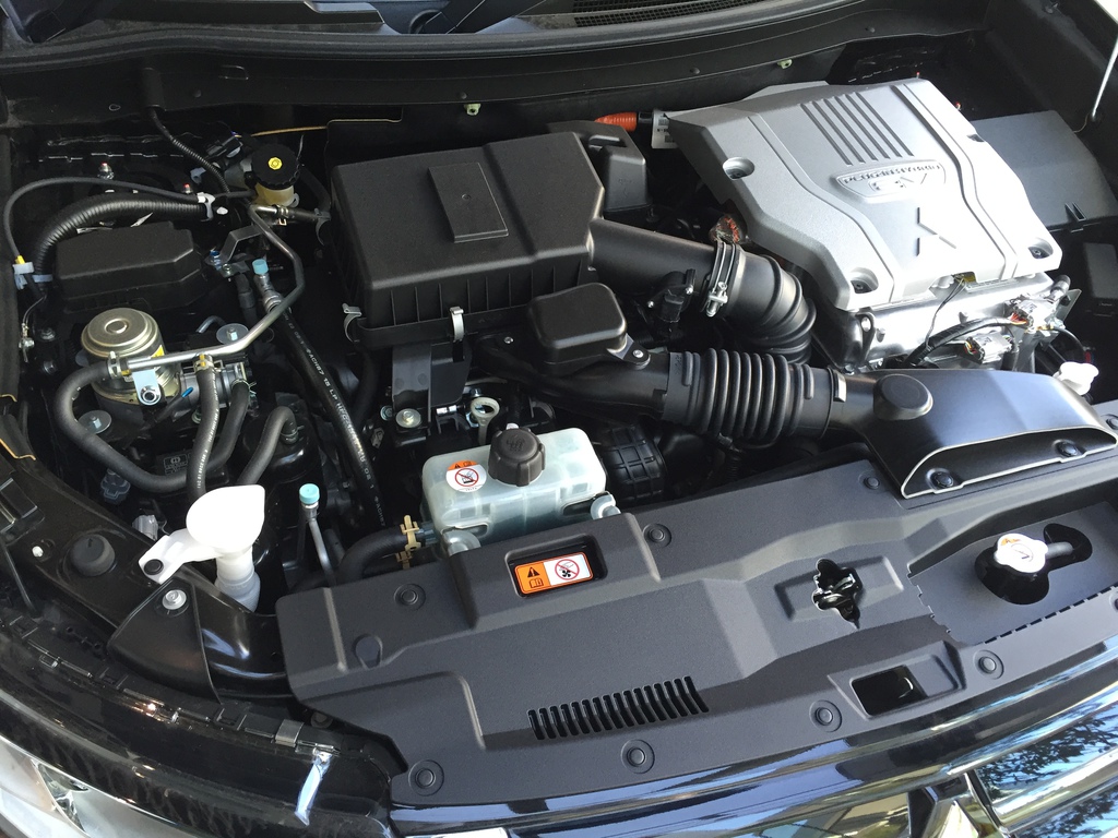ＰＨＥＶのエンジンルーム。左が２リッターエンジン。右隣のシルバーのユニットが、モーターを駆動するＰＤＵ