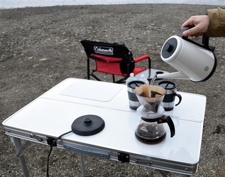 電気ケトルでお湯を沸かして優雅なコーヒータイム。大自然に囲まれて飲むコーヒーはまた格別