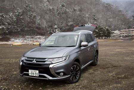 電動テールゲートを開けたアウトランダーＰＨＥＶ