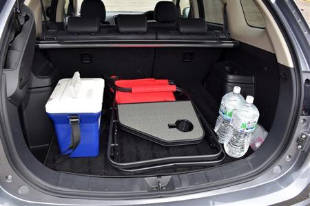 広々としたラゲージ。荷室部の室内高は９００ミリ以上を確保。後席を前に倒せば大人２人が横になれるスペースもある