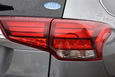 ＬＥＤリヤコンビランプ。部分的に乱反射する宝石のようなデザインは、三菱の「スリーダイヤモンド」を意識しているのかもしれない