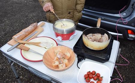 フランスパン、プチトマト、オリーブオイルで煮込んだ豚肉、エビ、ニンニクをチーズフォンデュで味わう。トマトとエビが美味。