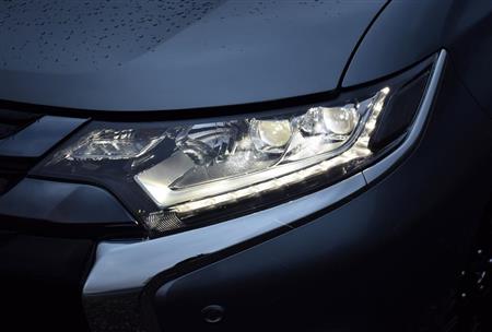 鋭利なデザインを採用したＬＥＤヘッドランプ