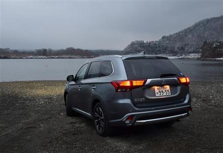 ＬＥＤテールランプの三本線がきれいに浮かび上がる