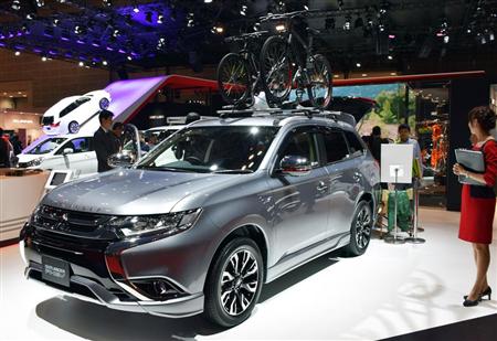 ルーフに自転車を積んだアウトランダーＰＨＥＶ。もしかすると今回試乗した広報車かな？（２０１５年東京モーターショー）