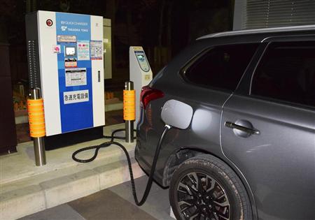 中央道の石川パーキングエリアで充電する。３０分近くかかるので、その間に牛丼をかき込んだ