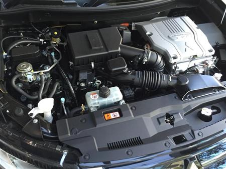 ＰＨＥＶのエンジンルーム。左が２リッターエンジン。右隣のシルバーのユニットが、モーターを駆動するＰＤＵ