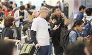 訪日客で混雑する成田空港の到着ロビー＝３０日午後
