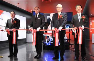 ジェイテクトの東京ショールームのオープニングセレモニーでテープカットにのぞむ、歌舞伎俳優の市川海老蔵さん（左から２人目）、同社の安形哲夫社長（同３人目）＝３１日、東京・銀座（荻窪佳撮影）