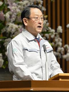 トヨタ自動車の入社式であいさつする豊田章男社長＝１日午前、愛知県豊田市の本社