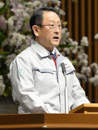 トヨタ自動車の入社式であいさつする豊田章男社長＝１日午前、愛知県豊田市の本社