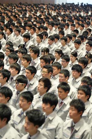 トヨタ自動車の入社式に臨む新入社員＝１日午前、愛知県豊田市の本社