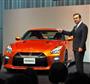 日産自動車の入社式で新入社員に旗艦スポーツ車「ＧＴ－Ｒ」の２０１７年モデルを先行披露したカルロス・ゴーン社長＝１日、横浜市西区高島の日産グローバル本社ギャラリー（会田聡撮影）