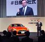 日産自動車の入社式で新入社員に旗艦スポーツ車「ＧＴ－Ｒ」の２０１７年モデルを披露したカルロス・ゴーン社長＝１日、横浜市西区高島の日産グローバル本社ギャラリー（会田聡撮影）