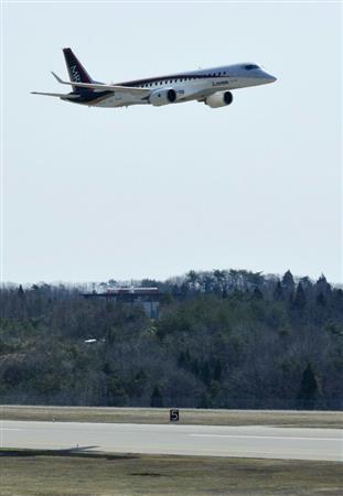 能登空港の上空を低空で試験飛行するＭＲＪ＝３１日午前、石川県輪島市