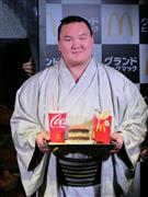 日本マクドナルドの「グランドビッグマック」、「ギガビッグマック」をPRする横綱白鵬関＝３１日、東京都渋谷区（松元洋平撮影）
