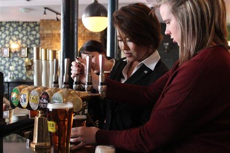 本場のパブでビール注ぎ体験をする胡田都さん＝イギリス・ロンドン（日下紗代子撮影）